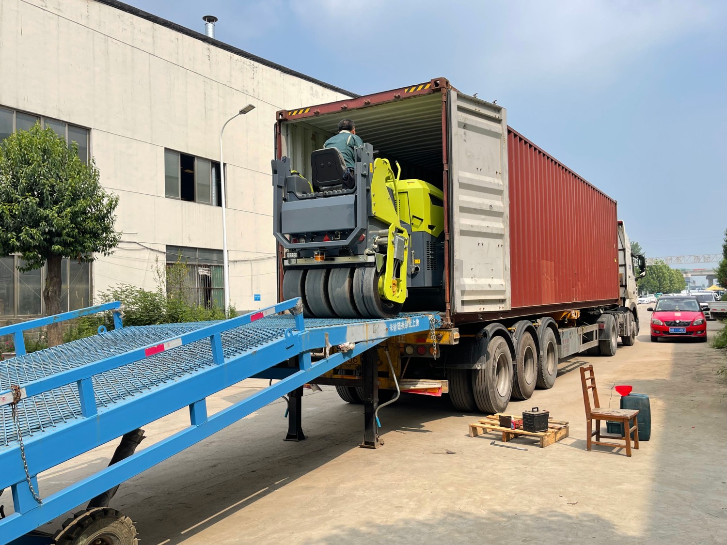 發往俄羅斯圣彼得堡20臺思拓瑞克雙鋼輪、鋼膠壓路機裝柜進行時···