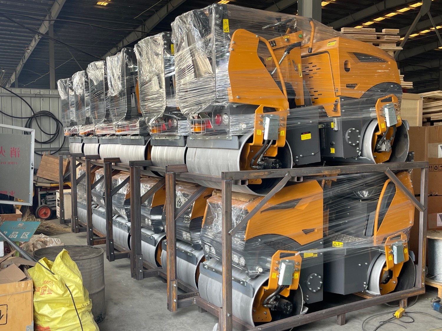 發往俄羅斯圣彼得堡20臺思拓瑞克雙鋼輪、鋼膠壓路機裝柜進行時···